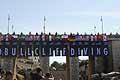 Red Bull Cliff Diving World Series 2015  iniziato con lesibizione del tuffatori, uomini e donne, in fila sul ponte