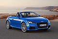 L equipaggiamento di Audi TT Roadster include la capote automatica insonorizzata, gruppi ottici xeno plus con luci diurne in tecnologia LED, lo sterzo progressivo e lAudi active lane assist.