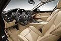 Inoltre, per la nuova BMW Serie 5 vengono offerti un nuovo sistema di entertainment per la zona posteriore con display nello stile di un tablet e il Harman Kardon Surround Sound System.