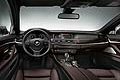 Le dotazioni dedicate alla sicurezza includono lHigh Beam Assistant non abbagliante e il sistema BMW Night Vision con riconoscimento delle persone e degli animali, nonch il Dynamic Light Spot.