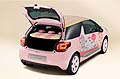 Realizzata in collaborazione con il marchio californiamo di cosmetici Benefit Cosmetics, la particolare Citroen DS3 presenta sedili in pelle nera rivestiti con strisce gialle e rosa, volante e plancia di colore rosa. 