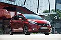 La versione DIGS vanta il sistema Idle Stop/Start Nissan di serie che spegne completamente il motore quando la vettura  ferma ed  proposta sia con il cambio manuale a cinque rapporti che con la trasmissione XTronic opzionale.