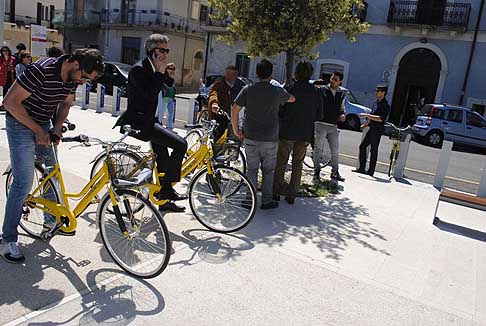 Bike - Bike Sharing il sindaco Squicciarini di Acquaviva delle Fonti in bicicletta
