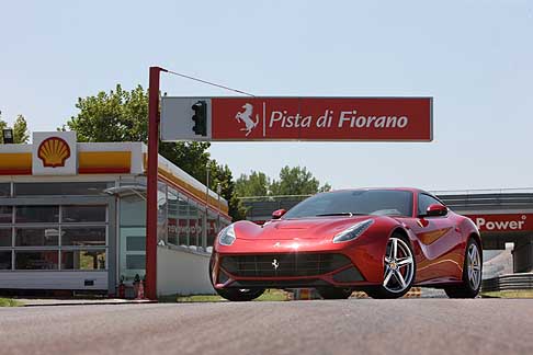 ferrari-f12-berlinetta-pista-di-fioranoa.jpg