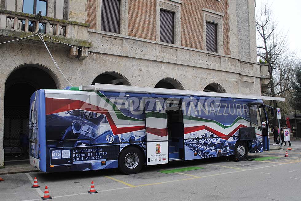 Ciclostorica nelle terre degli estensi pullman azzurro della ... Polizia di stato ferrara