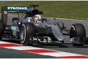 Lewis Hamilton vince il GP di Spagna davanti alla Mercedes di Valtteri Bottas