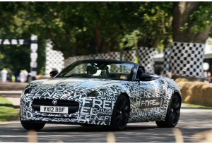 Jaguar F-Type, a Goodwood il test della nuova sportiva 