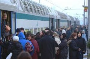 La protesta dei pendolari blocca la linea ferroviaria Roma-Torino