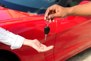 Auto, rallenta il calo