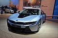 BMW i8 nella versione commerciale. La i8 fa un largo uso di materiali leggeri come il carbonio e leghe di alluminio per carrozzeria e telaio