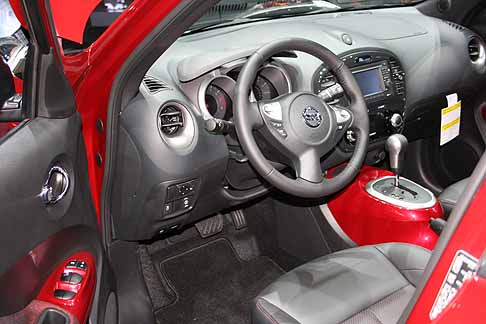 New York Auto Show Nissan Nissan Juke Interni Con Plancia Centrale In Rosso Abbinato Con La Carrozzeria Esterna