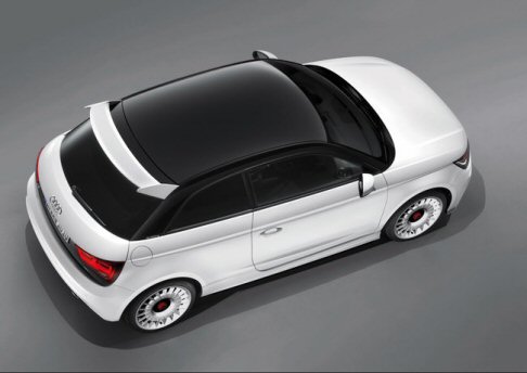 Audi - Disponibile nella tonalit Glacier White con tetto nero lucido in contrasto, linedita Audi A1 quattro offre cerchi in lega abbinati a pneumatici 225/35 e sfoggia un ampio spoiler posteriore e due scarichi cromati. 