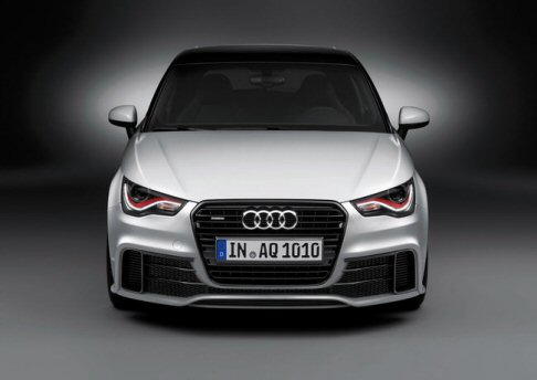 Audi - Gli interni sono di colore nero, con sedili e braccioli rivestiti in pelle Nappa e cuciture rosse a contrasto. 