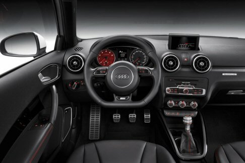 Audi - Il volante  multifunzionale dal design sportivo ed  rivestito in pelle con cuciture rosse, mentre il pomello della leva del cambio  in alluminio. 