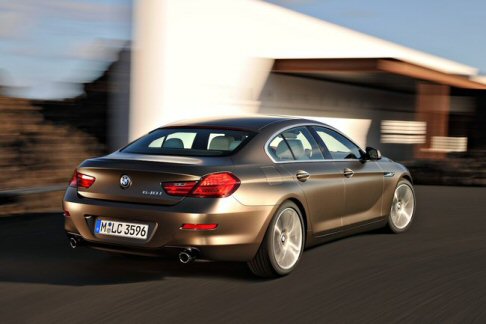 BMW - Il cockpit orientato verso il guidatore, il sedile del passeggero anteriore circondato da superfici sinuose e lampia e confortevole abitabilit della zona posteriore, garantiscono un alto livello di piacere di guida.