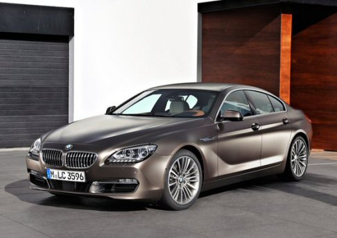 BMW - Tra le dotazioni meccaniche sono presenti anche un asse anteriore a doppio snodo e un asse posteriore Integral, cos come un servosterzo elettromeccanico e un impianto frenante ad alte prestazioni. 