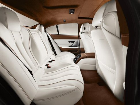 BMW - A bordo, i sedili in pelle offrono la regolazione elettrica, il climatizzatore automatico  bizona.
