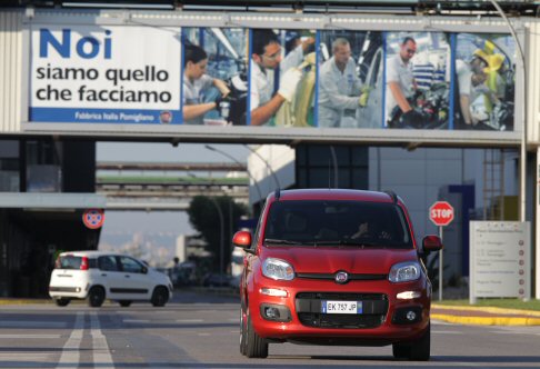 Fiat - E il giorno della Panda a Pomigliano dArco, che consegna il primo veicolo della nuova generazione ai vertici del Lingotto. 