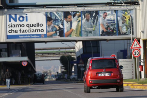 Fiat - Elkann ha spiegato che linvestimento di 800 milioni di euro nell'impianto di Pomigliano:  un passo decisivo nello sviluppo del piano prodotto che Fiat Chrysler sta attuando e rappresenta un piano importante nell'ammodernamento dei nostri impianti. 
