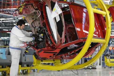 Fiat - La cerimonia della consegna al responsabile del brand Fiat, Olivier Francois ha visto gli operai impegnato nellapposizione della propria firma sulla carrozzeria della vettura, cui si sono aggiunte anche quelle di John Elkann e Sergio Marchionne. 
