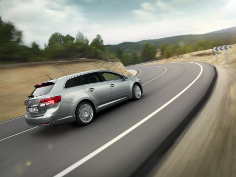 Toyota - Grazie allampia scelta tra due tipi di carrozzeria, tre motori diesel e uno a benzina, due trasmissioni e due allestimenti, la nuova Avensis  stata costruita su misura per il mercato europeo. 