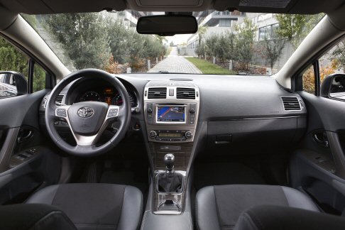 Toyota - Lallestimento Style Safety della Toyota Verso disponibile solo per la motorizzazione 2.2 D-CAT con trasmissione automatica, propone i cerchi in lega da 18 pollici, il tetto panoramico con tendina elettrica e lo Xenon Pack