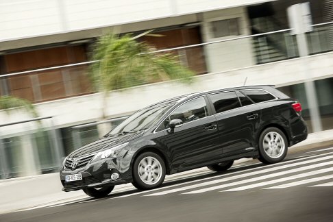 Toyota - Oltre allunit 2.0 D-4D turbodiesel da 124 cavalli, la gamma delle motorizzazioni offre: un motore 2.2 D-4D da 150 CV disponibile con Filtro Anti Particolato (DPF) e il motore benzina 1.8 da 147 CV