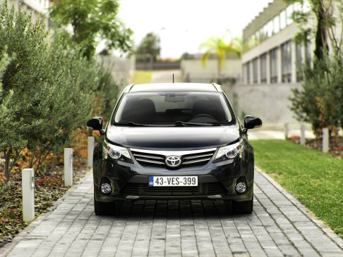 Toyota - Lentry level, rappresentata dalla berlina 1.8 benzina  offerta a partire da 27.600 euro, che salgono a 28.400 euro nella 2.0 diesel. A parit di equipaggiamento la Station Wagon costa 1.000 euro in pi