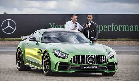 Mercedes-Bernz - Mercedes AMG GT R con il campuone del Mondo di F1 Lewis Hamilton e Tobias Moers, Presidente di Mercedes-AMG GmbH