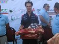 Bruno Senna con il premio Trofeo Lorenzo Bandini 2012 raffigurante la monoposto con il numero 18