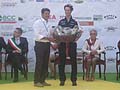 Bruno Senna che ritira il premio Trofeo Lorenzo Bandini 2012 consegnato da Maurizio Savorani. Affianco la sorella di Bandini sulla destra.