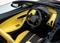 Bugatti W16 Mistral interni di lusso, rifinita con una livrea bicolore nera e gialla