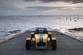 Caterham 7 Supersport R la dotazione include pneumatici Avon CR500, molle sportive per le sospensioni, sedile race e cintura a quattro punti, differenziale a scorrimento limitato