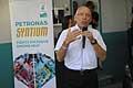 Chief Operating Office Eric Holthusen presenta il nuovo Petronas Syntium con tecnologgia CoolTech nell'officina Petronas a Vignate
