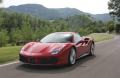 Ferrari 488 GTB in versione stradale, tra tornanti e cambi di pendenza