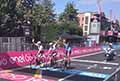 Gara di ebike con ciclisti che salutano il caloroso pubblico a Reggio Emilia nel Giro d´Italia 2022