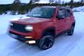 Test drive della Jeep Renegade lungo i sentieri impervi di un bosco innevato