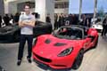 Pilota di Formula 1 Bruno Senna e Lotus Elise S esposta allIAA 2011 di Francoforte