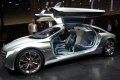 Mercedes F125! esibisce portiere ad ali di gabbiano e un frontale poco prominente