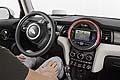 Mini Cooper MY 2014 interni e cruscotto centrale con ampio display. Interni Mini Cooper Model Year 2014