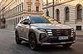 La Nuova Hyundai Tucson stupisce con il design �Parametric Dynamics� e i fari nascosti nella griglia. Il SUV si rinnova con interni digitali minimalisti, motorizzazioni ibride all�avanguardia e la massima sicurezza per viaggiare in totale comfort