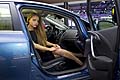 Opel Astra Sedan interni vettura e Sexy Hostess russa seduta nell'abitacolo al MIAS 2012 in Russia