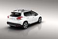 Peugeot 2008 crossover prime immagini posteriore vettura