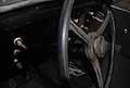 Peugeot 202 del 1939 dettaglio cruscotto e volante scoperta in un capannone