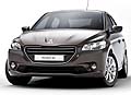 Peugeot 301 2013 la calandra anteriore richiama quella della Peugeot 208, mentre i gruppi ottici sono in pieno stile della casa del leone