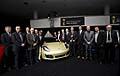 President e CEO di Porsche Cars North America Detlev von Platen con il premio World Performance Car al New York International Auto Show 2013
