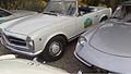 Mercedes 230 SL numero di gara 4 e lAlfa Romeo 1300 Spider anni 70 al Rally di un Weekend di Fine Estate