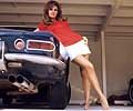 Raquel Welch e il bolide Ferrari 275 GTS