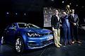 VW Golf vince il World Car of The Year con Head of Design del Volkswagen Group Walter de Silva al centro al Salone di New York 2013