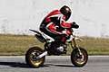 Moto che gareggia in pista